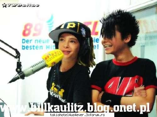 vedete vedeti ca si tom stie sa cante:p poze with bill&tom