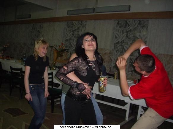 deea :d - pun una cand dansam ...tokio hotel -ubers ende - Pics with us