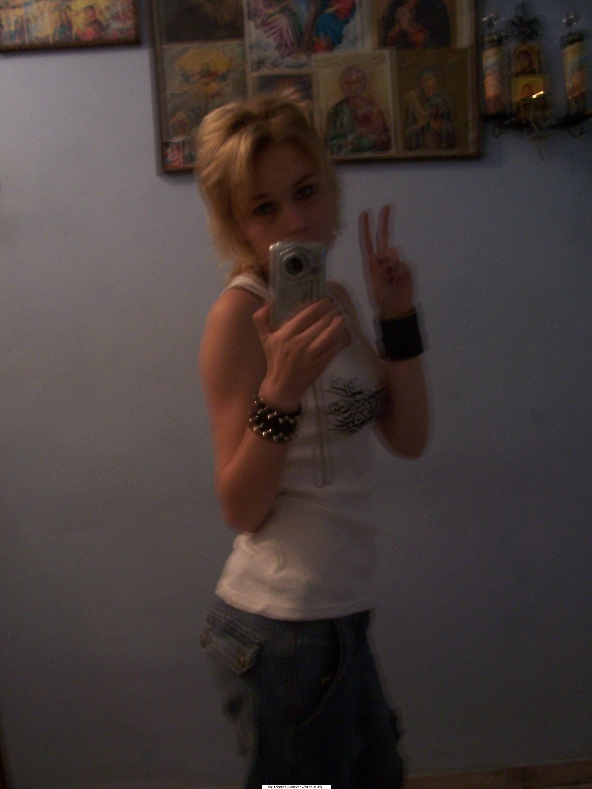 deea :d - chiar nu se vede prea bine :D hai k pun alta :))) - Pics with us