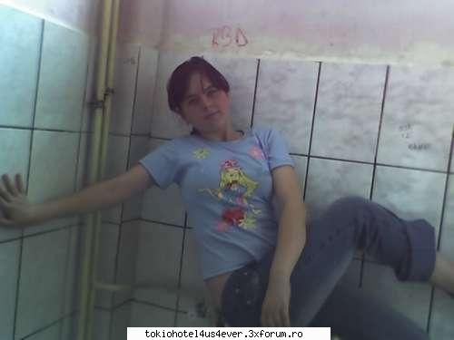 simonik!! pai spun despre me....sunt fire numesc simona [is cam micutza stiu] sunt din place bill